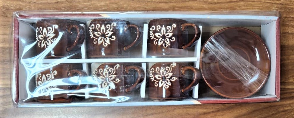 SET DE 6 TAZAS Y 6 PLATOS DE PORCELANA.