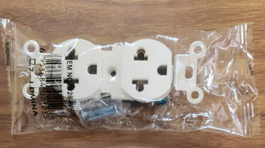 TOMA CORRIENTE DOBLE-UNIV-15A/120VBLANCO-Q7-LUMINA