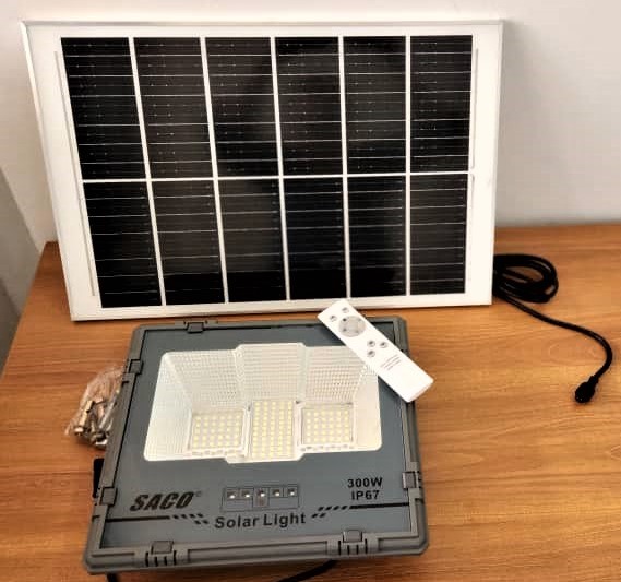 REFLECTOR SOLAR 300W, PANEL SOLAR 25W, COMP. PLASTICO Y METAL, DIM.
56.5x30x37.5, MARCA SACO